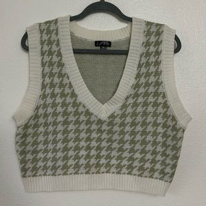 xl green and cream v neck cropped top